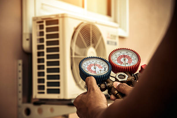 Professional Ac Installation technician working in Thompsons, TX